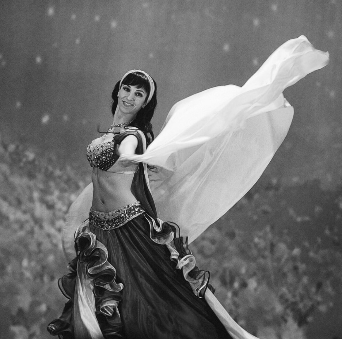 Ирина улыбается на сцене — белая вуаль в движении, чёрно-белый портрет
